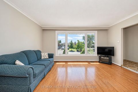 Photo 2 at 50 Roskell Crescent, York University Heights, Toronto