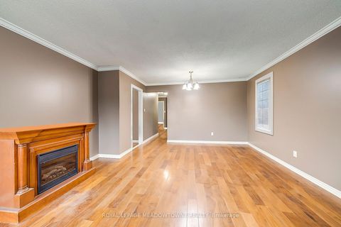 Photo 3 at 8 Midhurst Drive, Clairville, Toronto