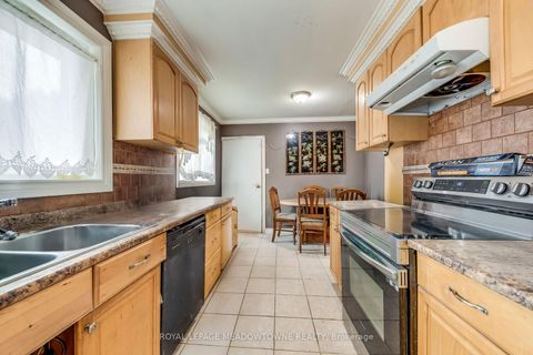 Photo 4 at 8 Midhurst Drive, Clairville, Toronto