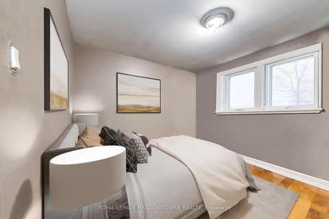 Photo 10 at 8 Midhurst Drive, Clairville, Toronto