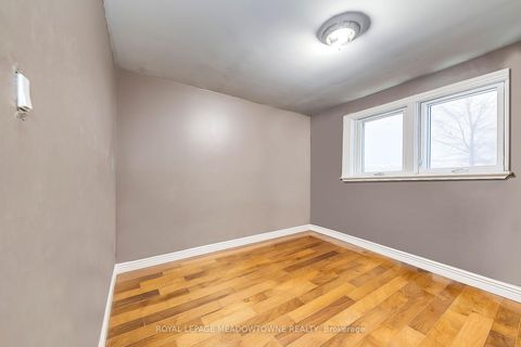 Photo 11 at 8 Midhurst Drive, Clairville, Toronto