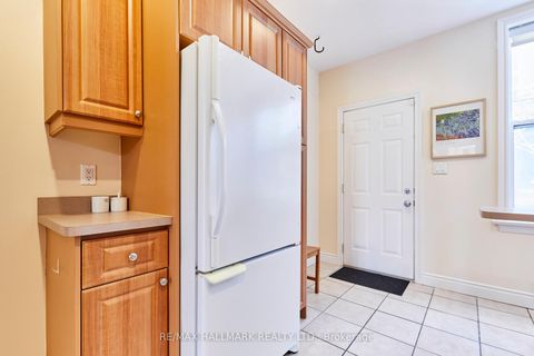 Photo 13 at 95 Wolseley Street, Chinatown, Toronto