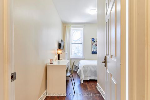 Photo 16 at 95 Wolseley Street, Chinatown, Toronto