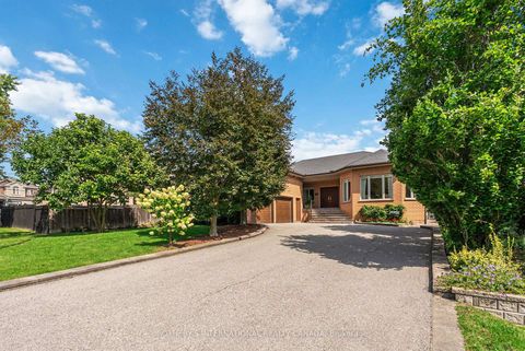 Photo 3 at 83 Burndean Court, Westbrook, Richmond Hill