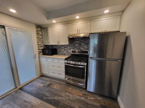 Photo 3 at 256 Dunlop Street W, Queen's Park, Barrie