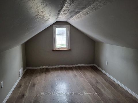 Photo 7 at 256 Dunlop Street W, Queen's Park, Barrie