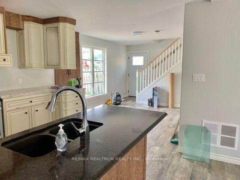 Photo 10 at 256 Dunlop Street W, Queen's Park, Barrie