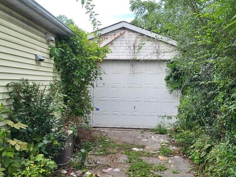 Photo 15 at 256 Dunlop Street W, Queen's Park, Barrie