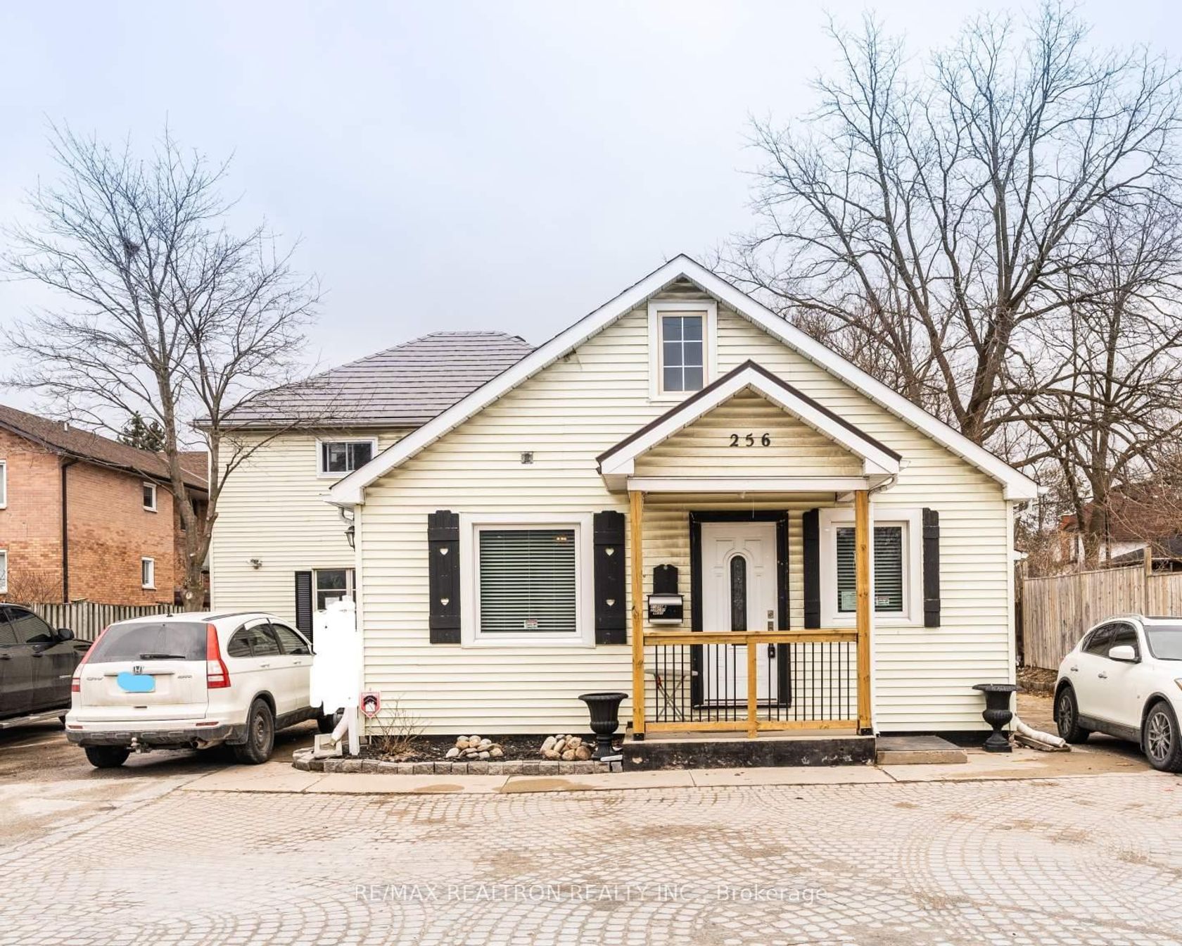 256 Dunlop Street W, Queen