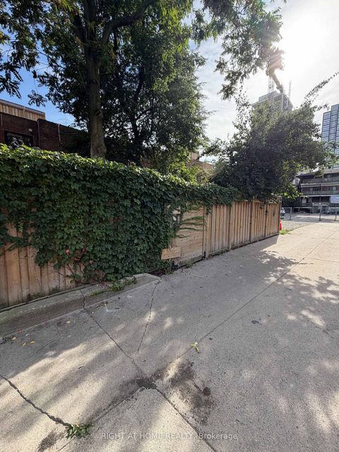 Photo 4 at 272 Seaton Street, South St. James Town, Toronto