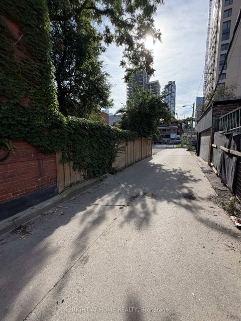 Photo 11 at 272 Seaton Street, South St. James Town, Toronto