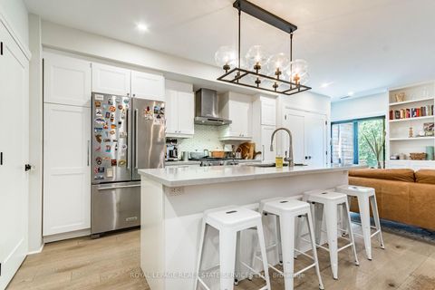 Photo 6 at 238 Garden Avenue, Swansea, Toronto