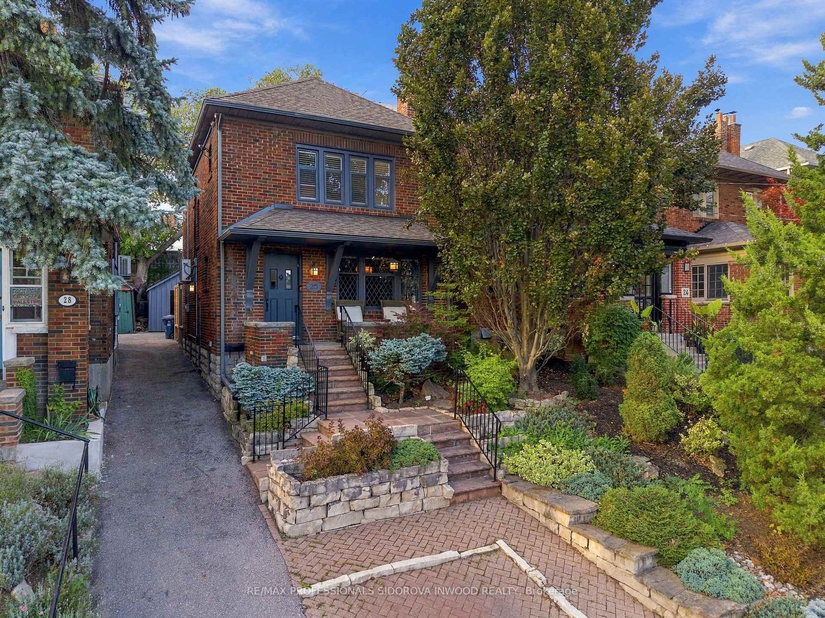 26 Larkin Avenue, Swansea, Toronto photo number 2