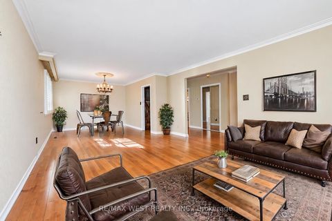 Photo 2 at 61 Bickerton Crescent, Pleasant View, Toronto