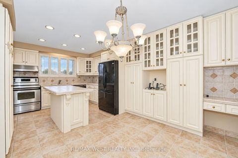 Photo 3 at 61 Bickerton Crescent, Pleasant View, Toronto