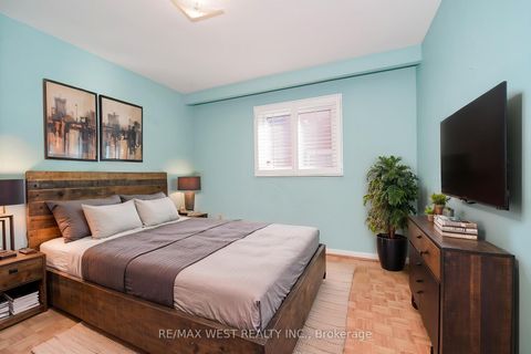 Photo 7 at 61 Bickerton Crescent, Pleasant View, Toronto