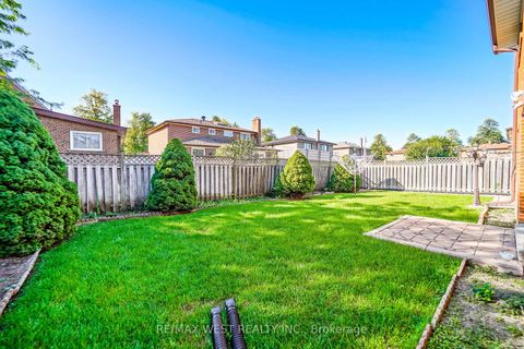 Photo 10 at 61 Bickerton Crescent, Pleasant View, Toronto