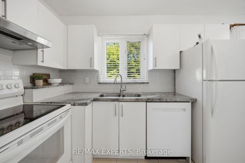 Photo 10 at 90 Heathrow Drive, CFB, Toronto