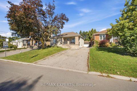Photo 32 at 90 Heathrow Drive, CFB, Toronto