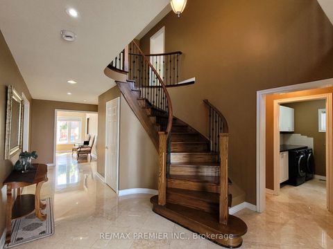 Photo 4 at 70 Bilbermar Drive, Devonsleigh, Richmond Hill