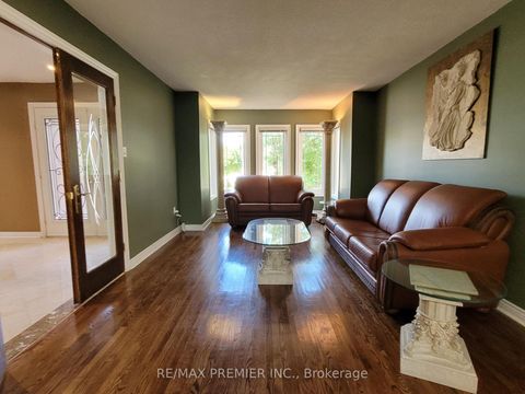 Photo 5 at 70 Bilbermar Drive, Devonsleigh, Richmond Hill