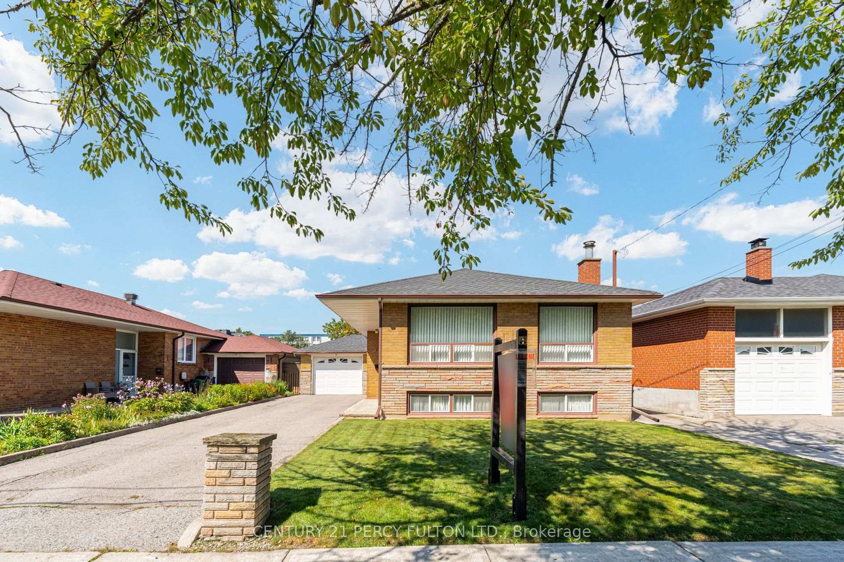 10 Dunlop Avenue, Birchmount, Toronto photo number 2