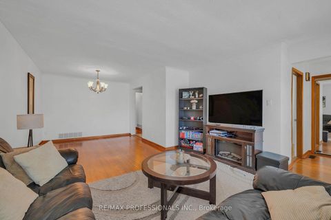 Photo 4 at 23 Anthia Drive, Humber Summit, Toronto