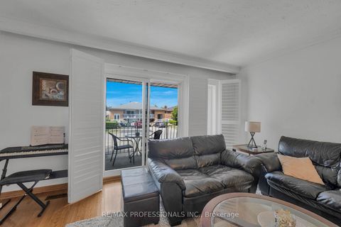 Photo 5 at 23 Anthia Drive, Humber Summit, Toronto