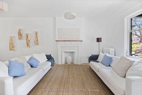 Photo 3 at 853 Manning Avenue, Annex, Toronto
