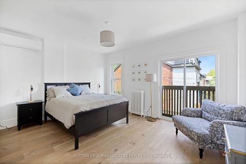 Photo 15 at 853 Manning Avenue, Annex, Toronto