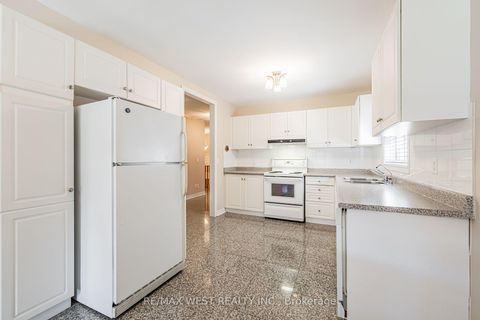 Photo 12 at 382 Melville Avenue, Maple, Vaughan
