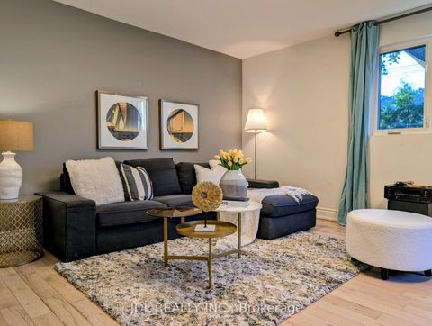 Photo 11 at 32 Ashmount Crescent, Richview, Toronto