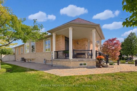 Photo 2 at 120 Isernia Crescent, Vellore Village, Vaughan