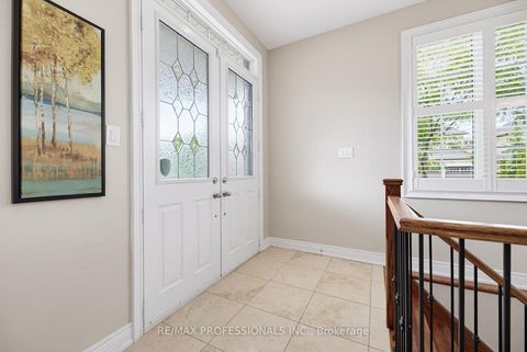 Photo 6 at 120 Isernia Crescent, Vellore Village, Vaughan