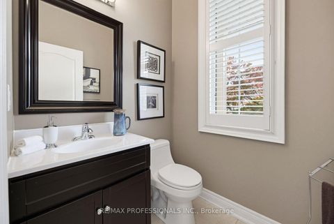 Photo 7 at 120 Isernia Crescent, Vellore Village, Vaughan