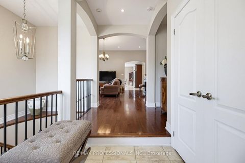 Photo 8 at 120 Isernia Crescent, Vellore Village, Vaughan