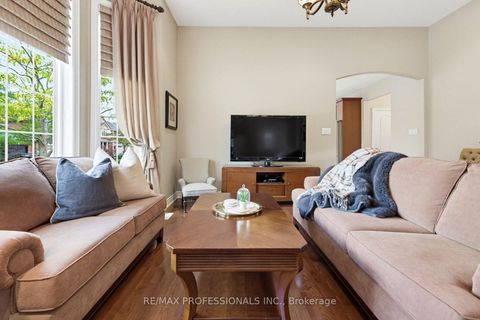 Photo 10 at 120 Isernia Crescent, Vellore Village, Vaughan