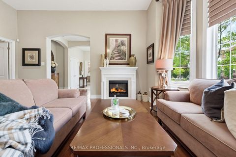 Photo 11 at 120 Isernia Crescent, Vellore Village, Vaughan