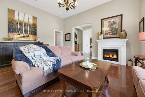 Photo 12 at 120 Isernia Crescent, Vellore Village, Vaughan