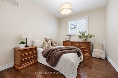 Photo 13 at 120 Isernia Crescent, Vellore Village, Vaughan