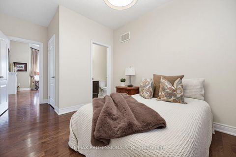 Photo 14 at 120 Isernia Crescent, Vellore Village, Vaughan