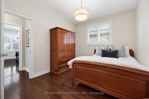 Photo 16 at 120 Isernia Crescent, Vellore Village, Vaughan