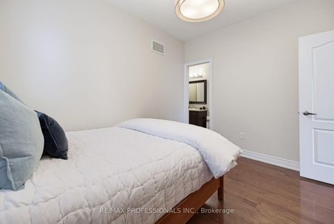 Photo 17 at 120 Isernia Crescent, Vellore Village, Vaughan