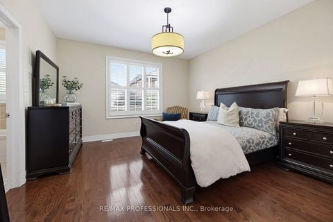 Photo 18 at 120 Isernia Crescent, Vellore Village, Vaughan