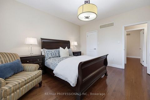 Photo 19 at 120 Isernia Crescent, Vellore Village, Vaughan