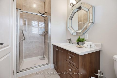 Photo 22 at 120 Isernia Crescent, Vellore Village, Vaughan