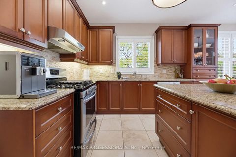 Photo 24 at 120 Isernia Crescent, Vellore Village, Vaughan