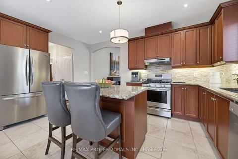 Photo 26 at 120 Isernia Crescent, Vellore Village, Vaughan
