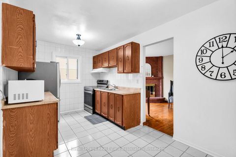 Photo 12 at 9 Windwood Drive, Clairville, Toronto