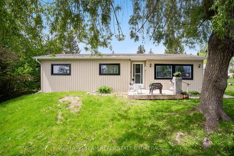 Photo 2 at 21 Hawthorne Drive, Rural Innisfil, Innisfil